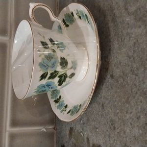 ROYAL VALE BONE CHINA ROSE TEACUP & SAUCER ON BLUE ROSES